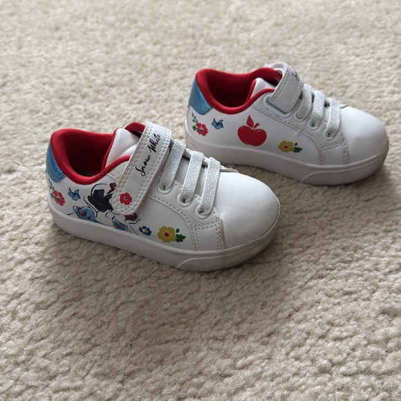 Disney Snow White Kids Shoes - White and Red - Size 7 - Picture 1 of 8